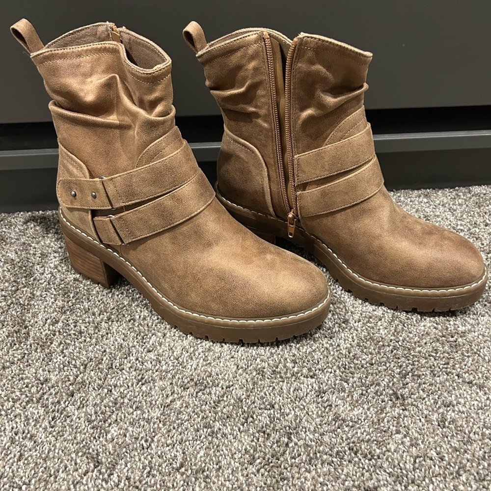 NWOT New Never Worn, Women’s Size 39 SoftMoc Heeled Boots